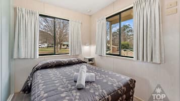 Standard Room, Non Smoking, Kitchenette (Ensuited 2 Brm Cabin) | Bed sheets