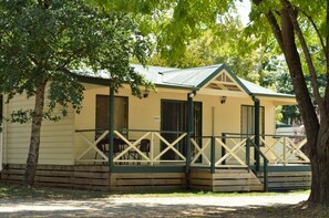 Property grounds - Porepunkah Pines Holiday Park (Porepunkah)
