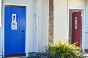 Shared bathroom - Whangarei Falls Holiday Park (Glenbervie)