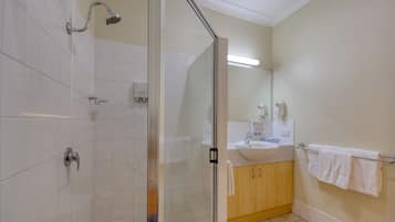 Twin Executive | Bathroom