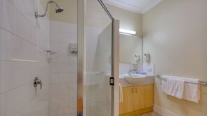 Twin Executive | Bathroom - Country Roads Motor Inn Goondiwindi (Goondiwindi)