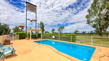 Una piscina al aire libre