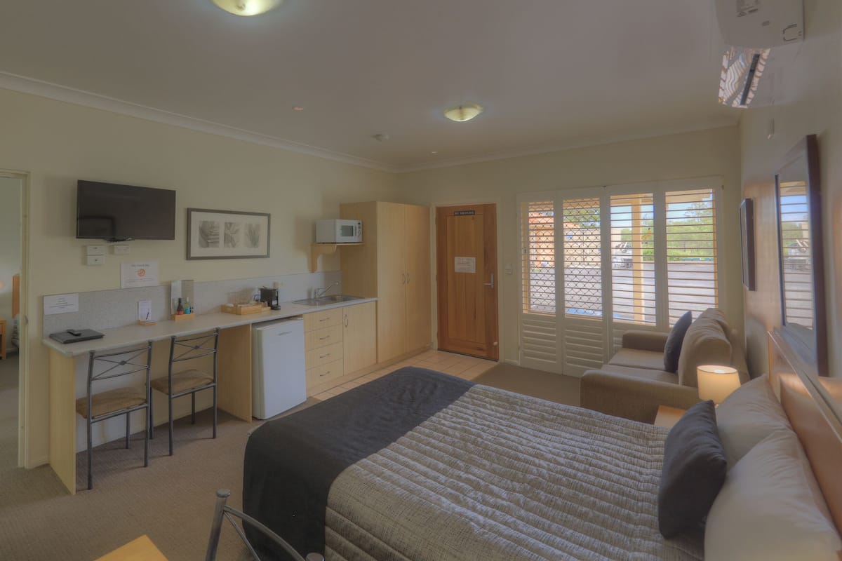 Minibar, desk, soundproofing, iron/ironing board