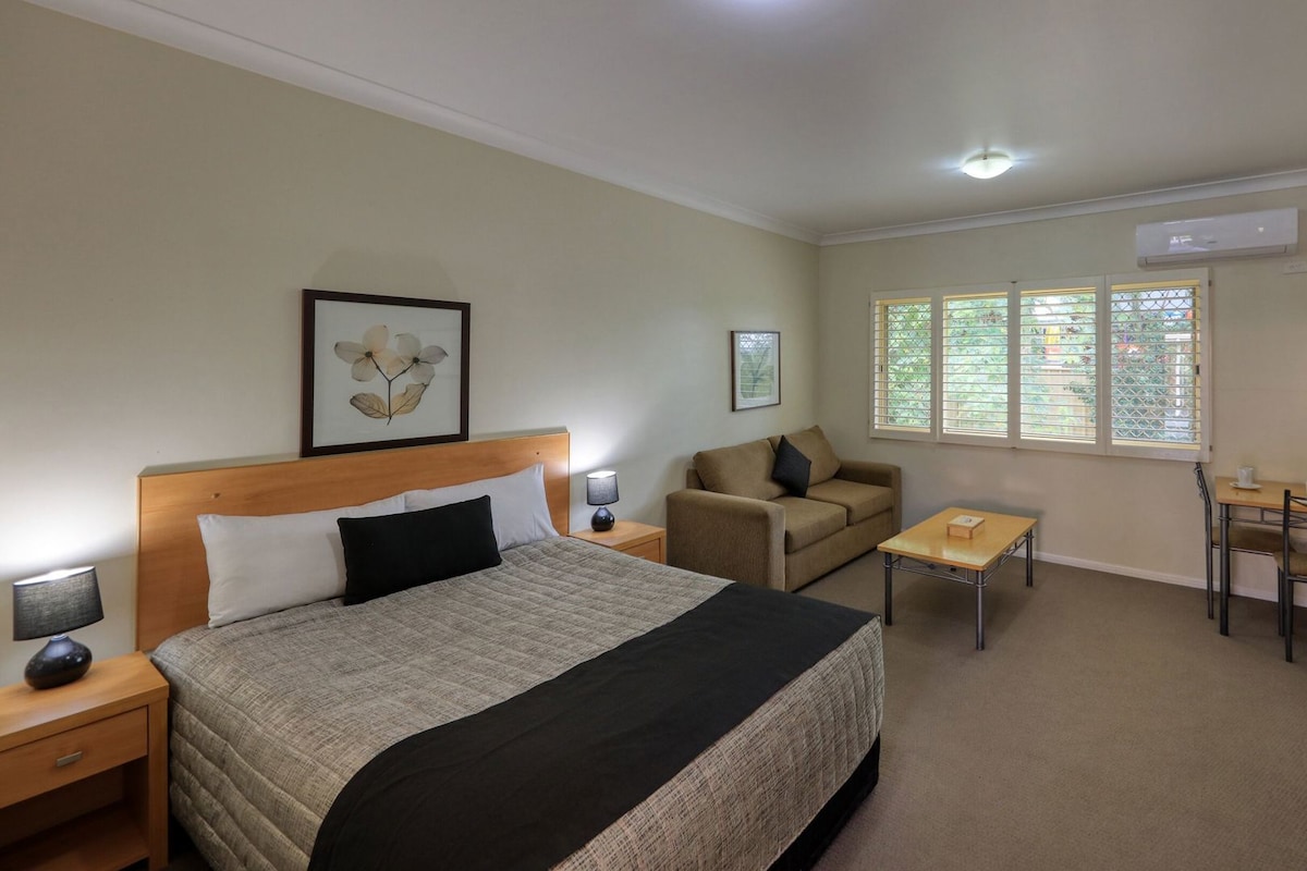Minibar, desk, soundproofing, iron/ironing board