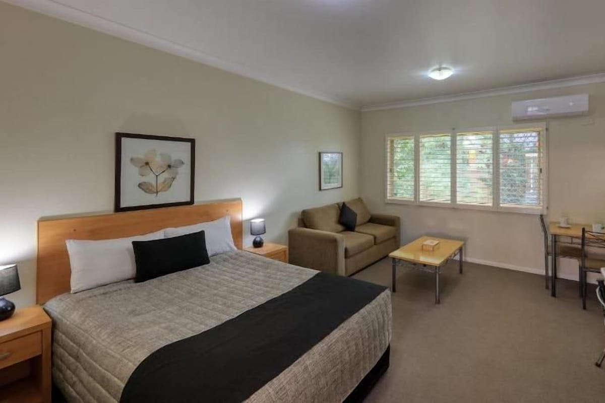 Minibar, desk, soundproofing, iron/ironing board