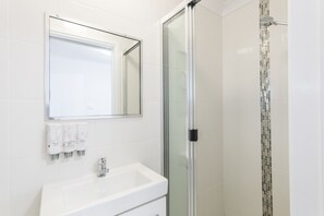 Habitación estándar, 1 cama de matrimonio (Queen Room) | Baño | Ducha y toallas