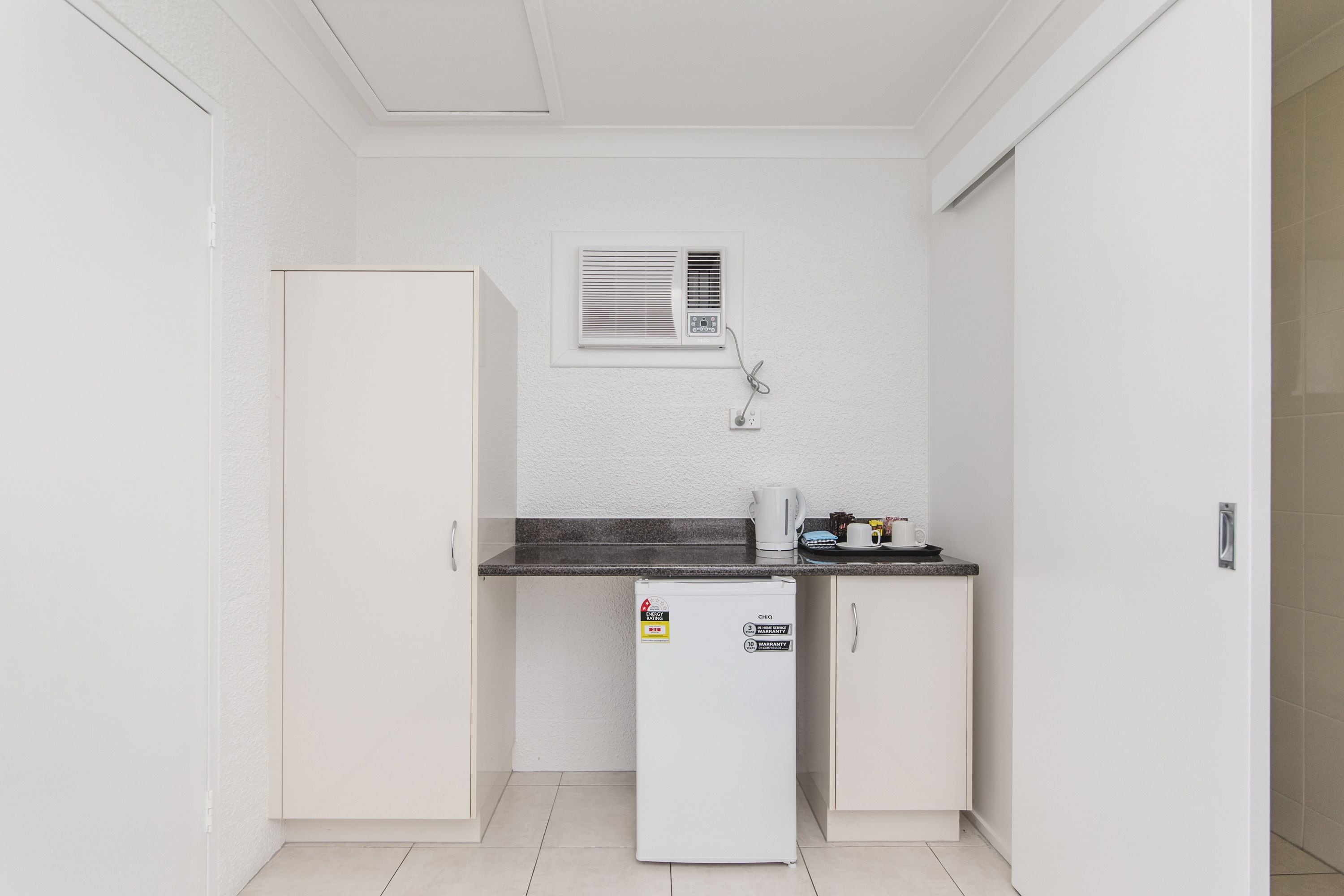 Standard-huone, 1 keskisuuri parisänky (Queen Room) | Oleskelualue | 43–senttinen äly-TV, jossa digitaalikanavat