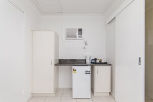 Queen Room | Living area | 43-cm Smart TV with digital channels, TV