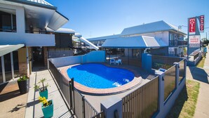 A modern motel with a swimming pool, a covered patio, and a reception area. - Metro Motel Rockhampton (Rockhampton)