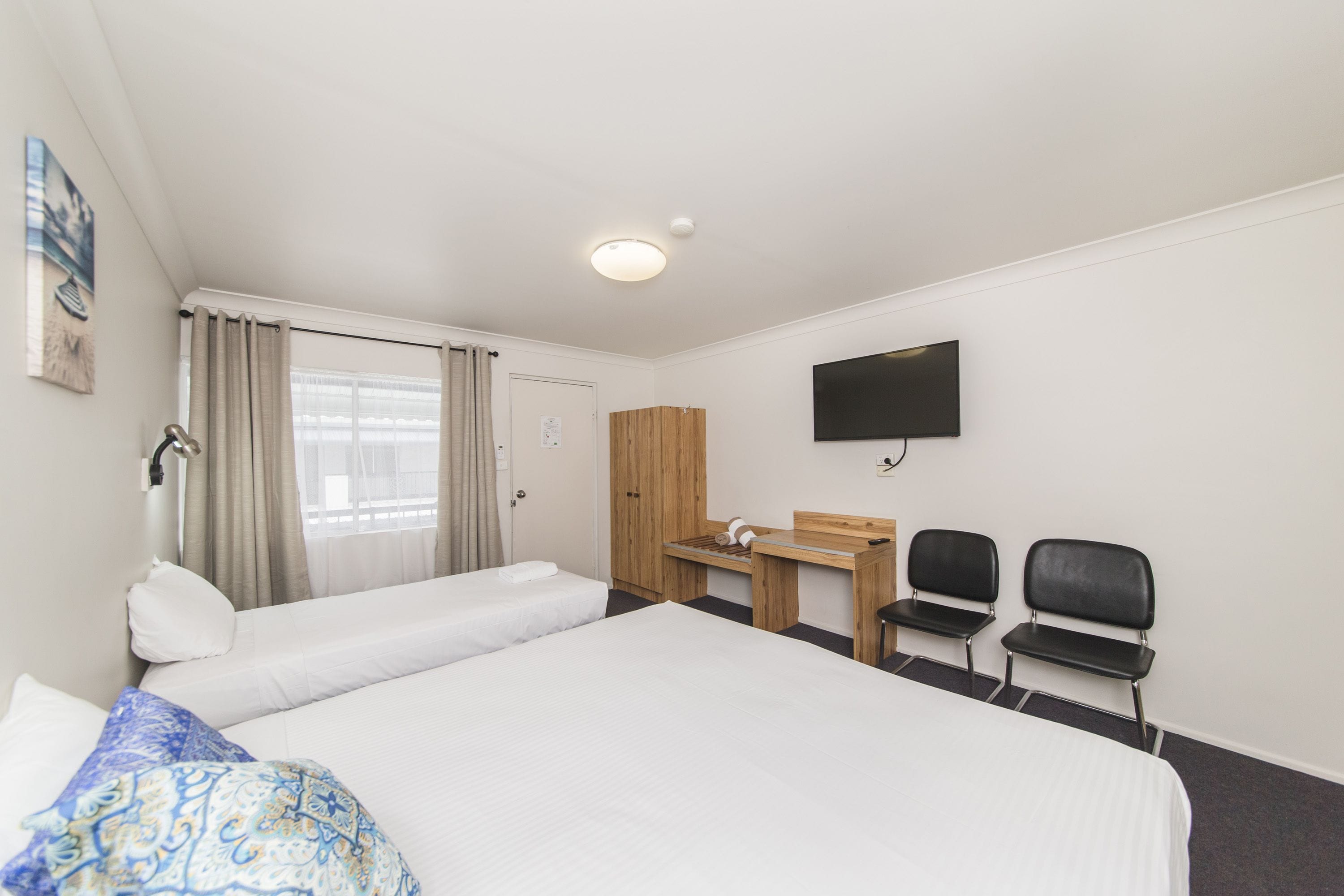 Executive Room, 1 Bedroom, Pool View | Peralatan tempat tidur premium, busa memori, seterika/papan seterika 