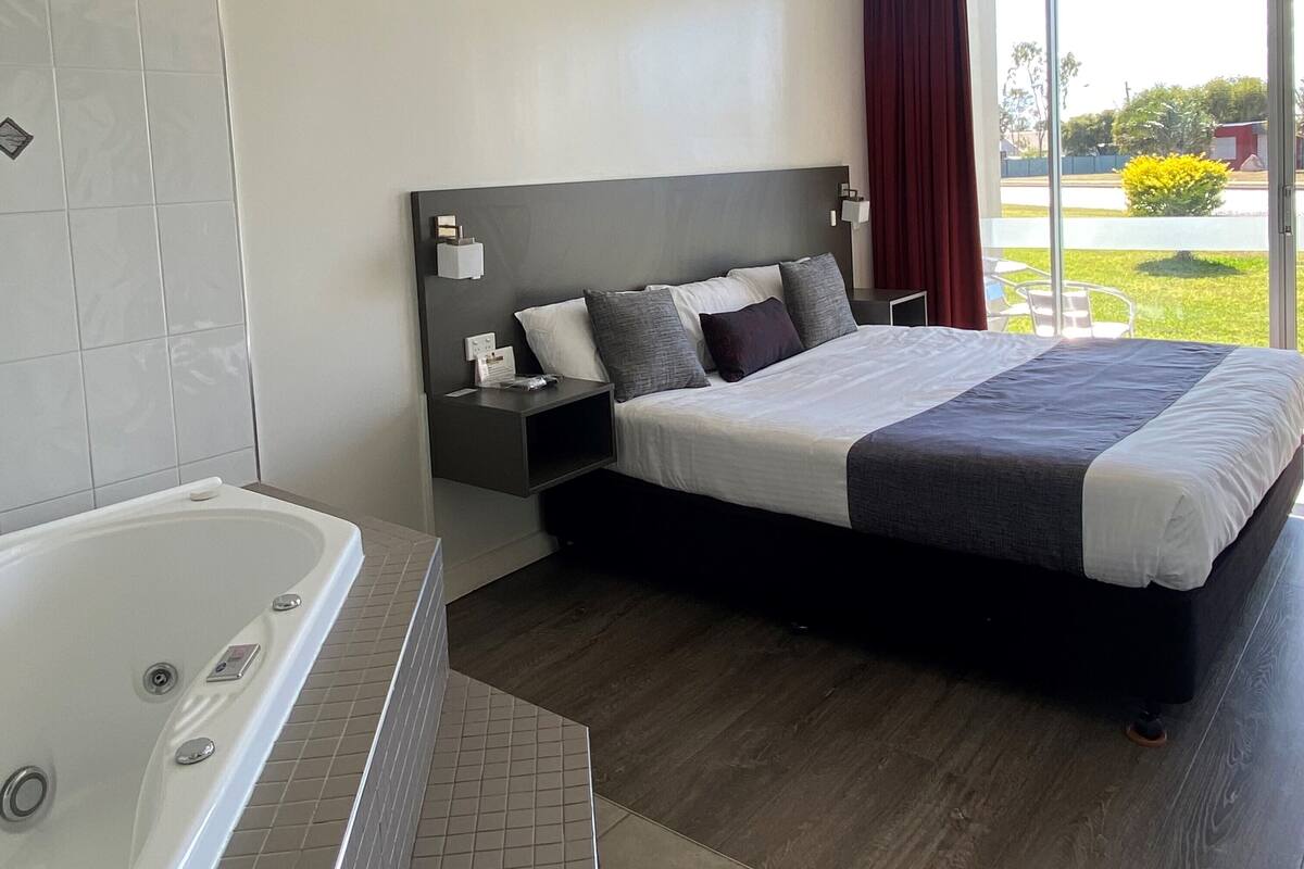 King Spa Suite | 1 bedroom, premium bedding, in-room safe, desk