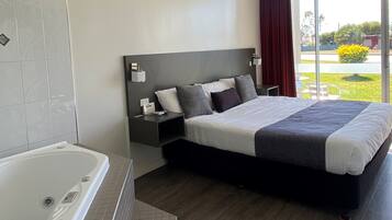 Suite, 1 trÚs grand lit, baignoire à jets | Literie de qualité supérieure, coffres-forts dans les chambres, bureau