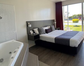 Ropa de cama de alta calidad y caja de seguridad en la habitación