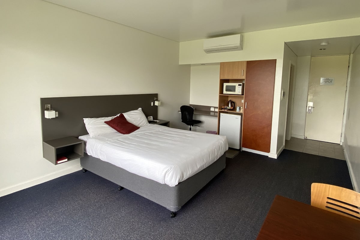 1 bedroom, premium bedding, in-room safe, desk