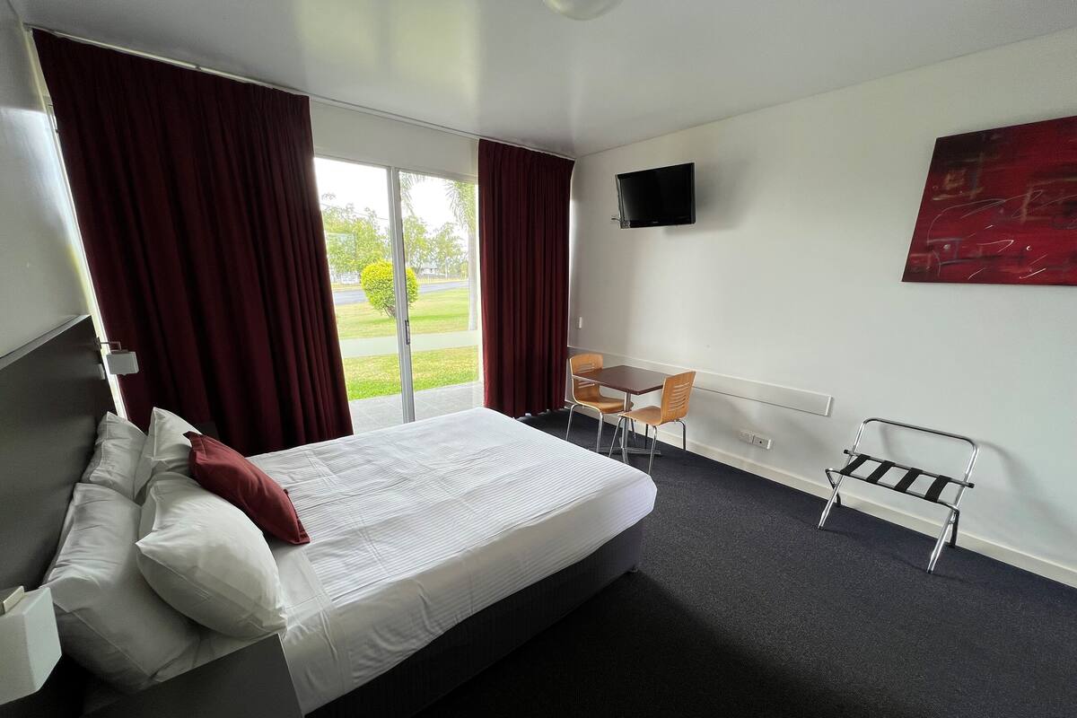 Accessible Queen Room | 1 bedroom, premium bedding, in-room safe, desk