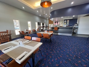 Desayuno a la carta (con cargo) los días de semana