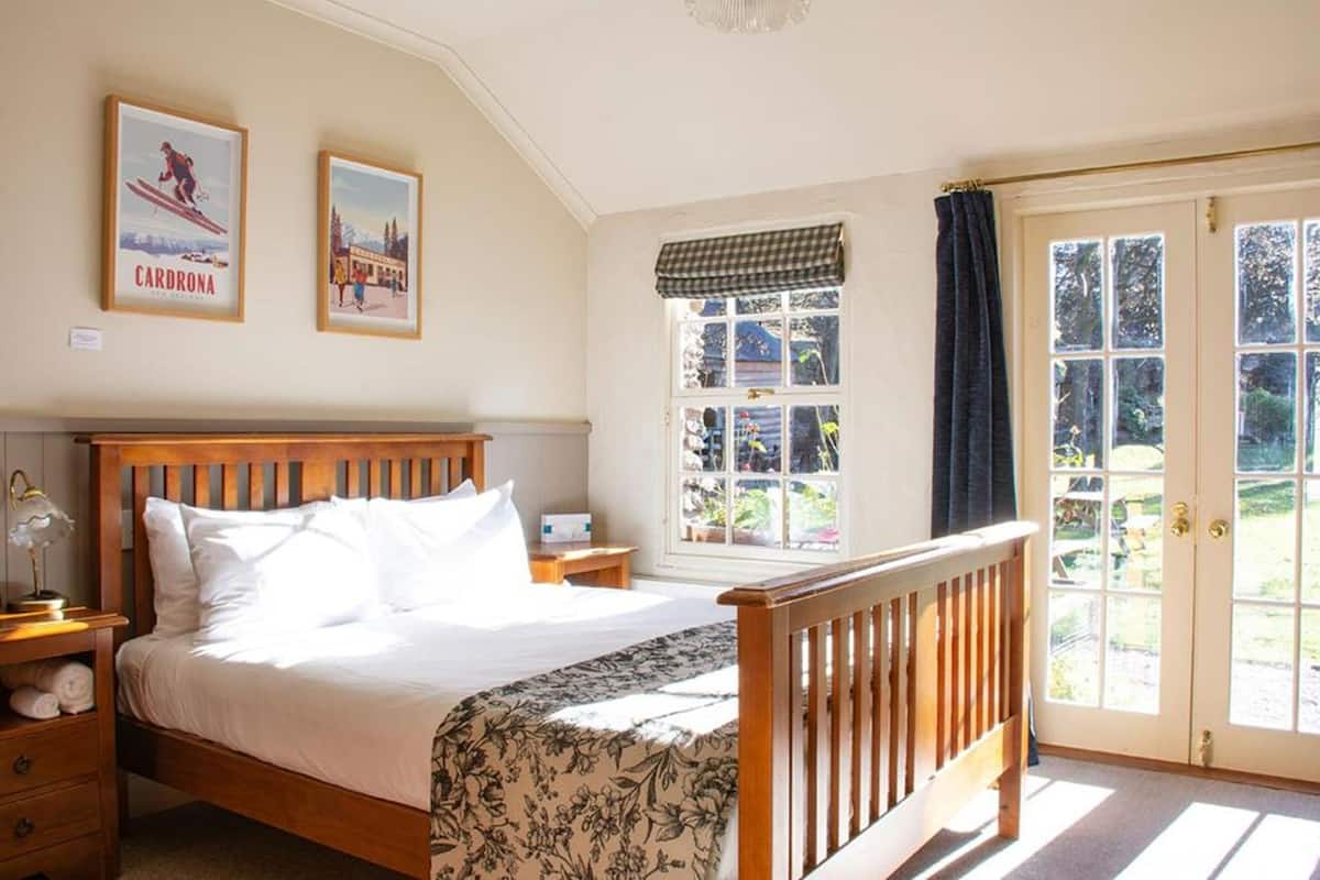 Standard Room, 1 King Bed | Bed sheets