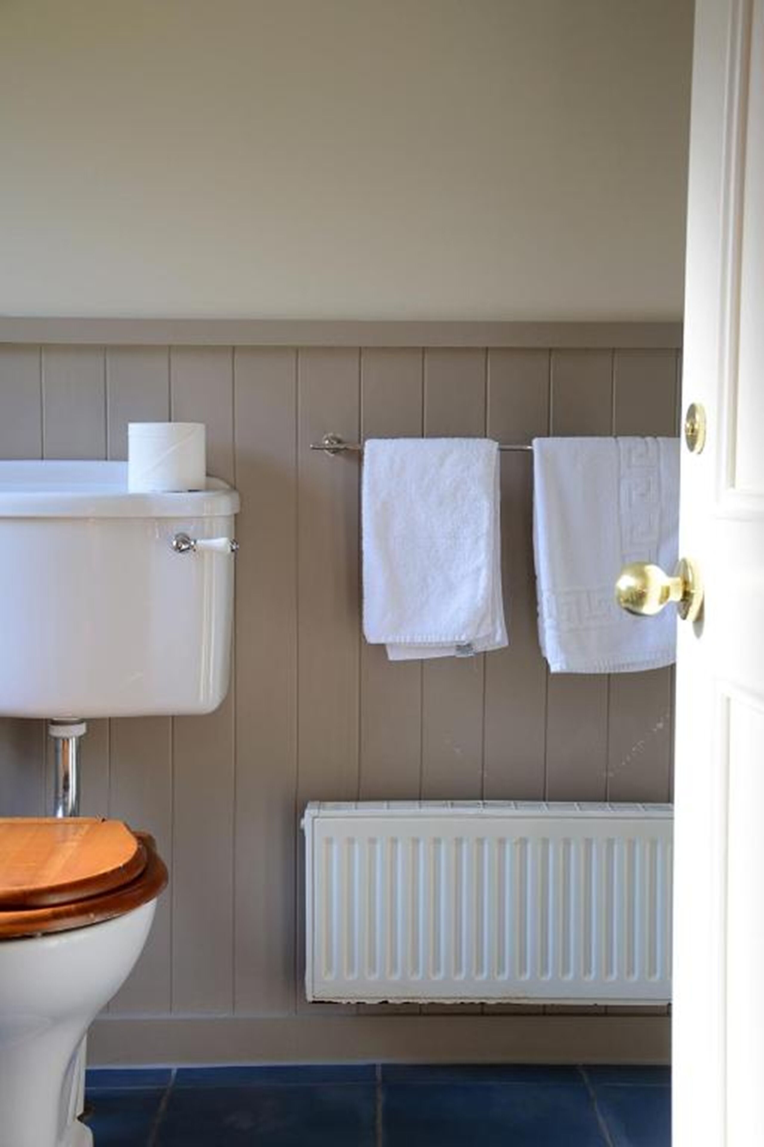 standard room, 1 king bed | bathroom | shower, hair dryer, towels