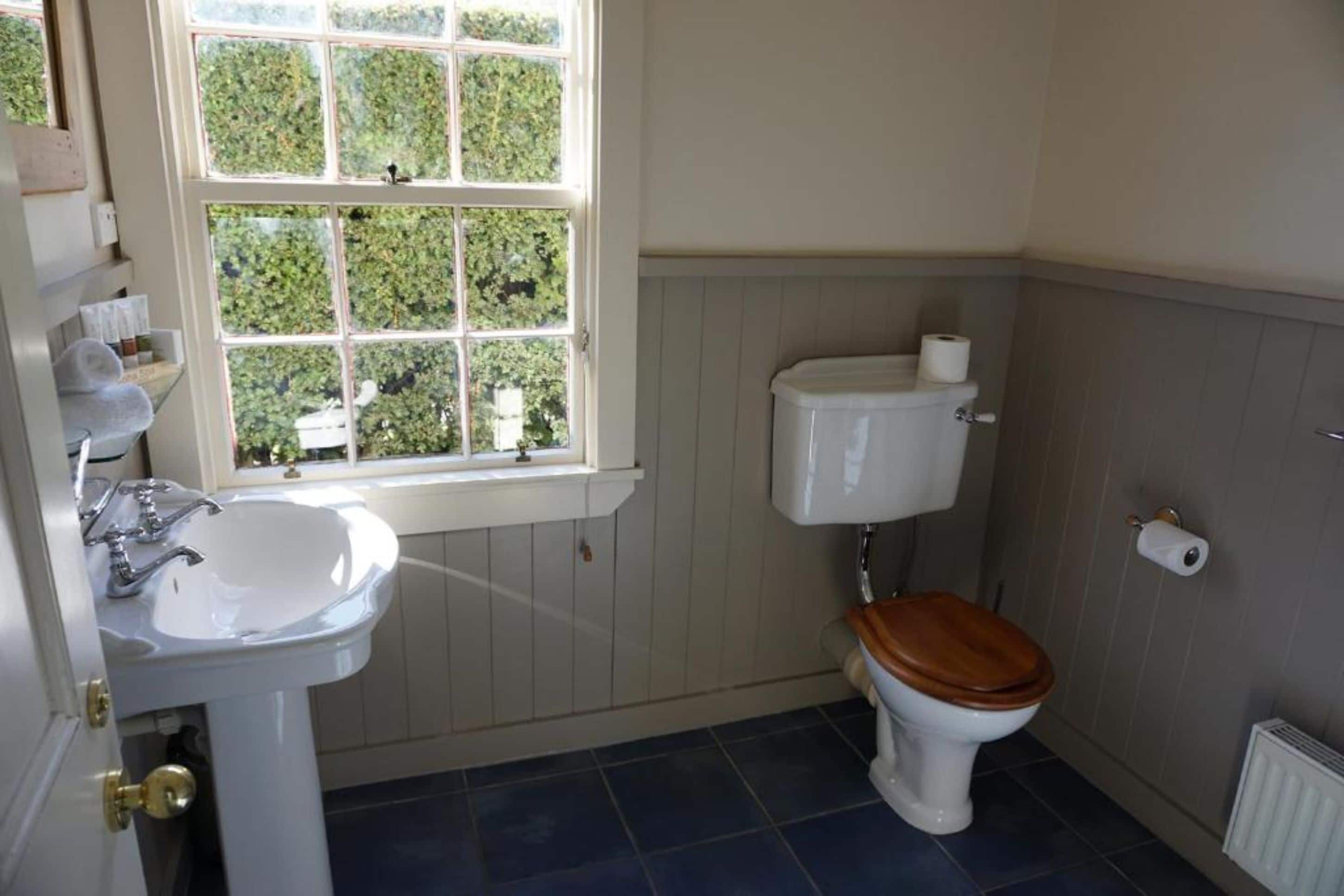 pub petite room | 1 bedroom, bed sheets