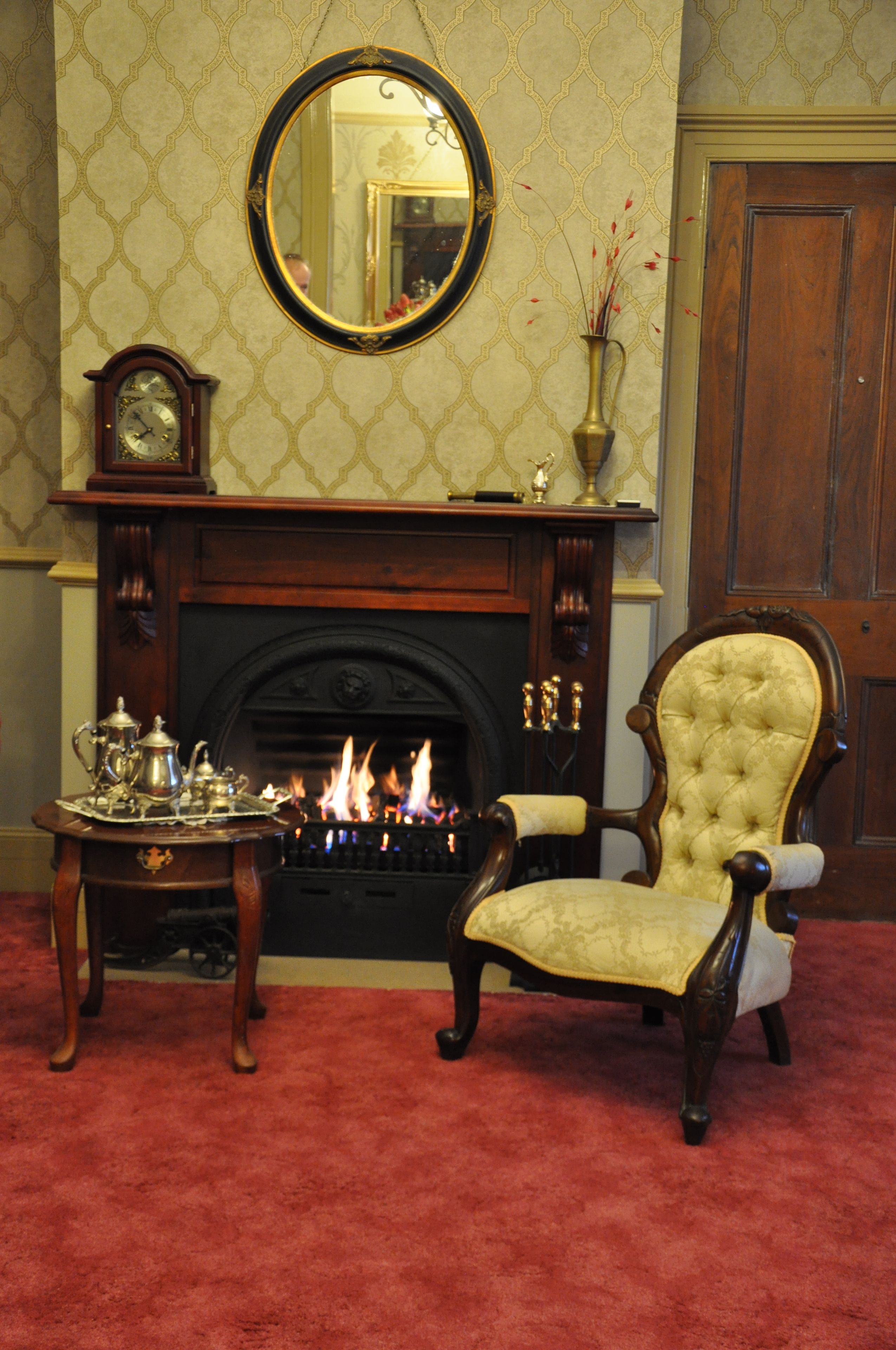 Svit - 1 kingsize-säng - bubbelbad - utsikt mot floden | Vardagsrum | 24-tums platt-tv med premiumkanaler, tv och eldstad