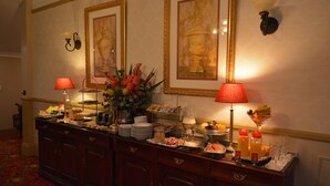 Ein reichhaltiges Buffet mit verschiedenen Speisen und einer Blumenarragement.