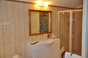 King Suite | Bathroom | Free toiletries, hair dryer, bathrobes, slippers - Bli Bli House Riverside Retreat (Diddillibah)