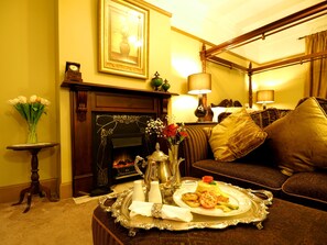 Sviitti, 1 suuri parisänky, poreamme, jokinäköala | Oleskelualue | Taulutelevisio, takka, DVD-soitin, iPod-telakointiasema