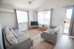 Televisión de pantalla plana, mesa de ping pong