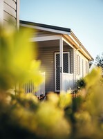 Caja de seguridad en la habitación y tabla de planchar con plancha 