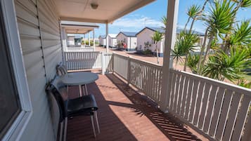 Deluxe Chalet, 2 Bedrooms, Non Smoking, Kitchen | Terrace/patio