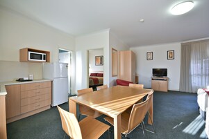 Familienzimmer, Mehrere Betten | Bügeleisen/Bügelbrett, kostenloses WLAN, Bettwäsche