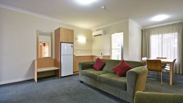 Three Room Suite 5 | Living area | Flat-screen TV