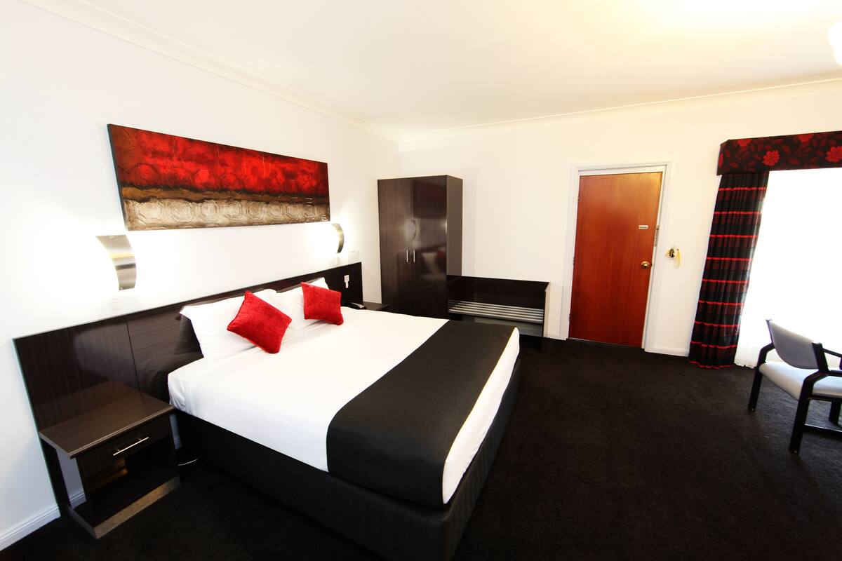 King Room 2 | Iron/ironing board, WiFi (free), bed sheets