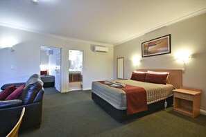 Familie suite, 1 slaapkamer (2 Room Spa Unit) | Een strijkplank/strijkijzer, gratis wifi, beddengoed