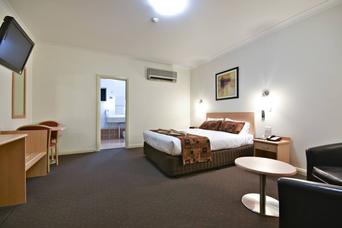 Queen Room 2 | Iron/ironing board, WiFi (free), bed sheets