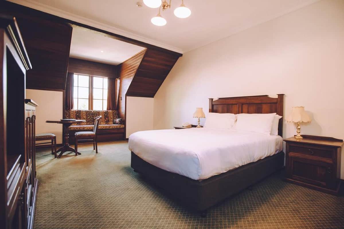 queen pub room (room above pub) | iron/ironing board, bed sheets, wheelchair access