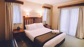 Iron/ironing board, bed sheets