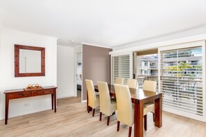 Executive appartement, 2 slaapkamers, keuken | Woonruimte | Een 50-inch flatscreentelevisie met digitale zenders en televisie