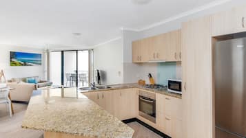 Full-size fridge, microwave, oven, stovetop