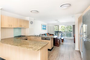 Executive Apartment, 2 Bedrooms, Kitchen | Dapur peribadi | Peti sejuk/penyejuk beku saiz penuh, ketuhar gelombang mikro, ketuhar