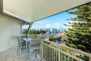 Apartemen Eksekutif, 2 kamar tidur, dapur | Teras/patio
