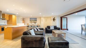 Superior Penthouse, 3 Bedrooms | Living room