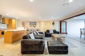 Penthouse Superior, 3 phòng ngủ | Phòng khách | TV màn hình phẳng 50-inch có truyền hình kỹ thuật số, TV 
