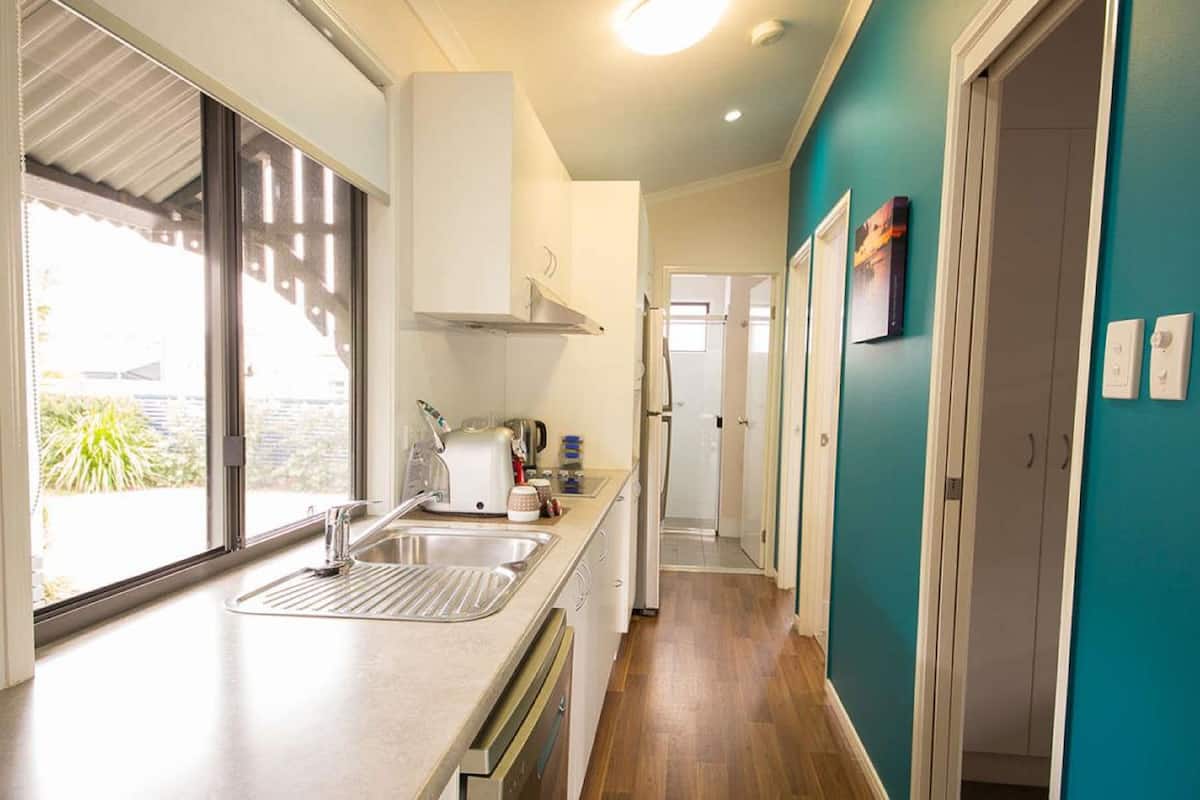 Suite Familiale, 2 chambres, non-fumeurs, cuisine (Banksia Family Villa ) | Cuisine privée | Grand réfrigérateur, micro-ondes, plaque de cuisson
