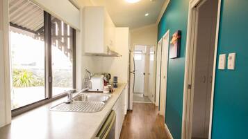 Suite Keluarga, 2 kamar tidur, Bebas Asap Rokok, dapur (Banksia Family Villa ) | Dapur pribadi | Lemari es besar, microwave, kompor, dan mesin pembuat kopi/teh