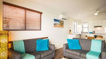 Suite Standar, 2 kamar tidur, Bebas Asap Rokok, dapur (Hibiscus Waterfront Villa) | Ruang keluarga | TV layar datar dan pemutar DVD