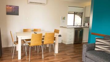 Banksia Family Villa (Two bedroom) | In-room dining
