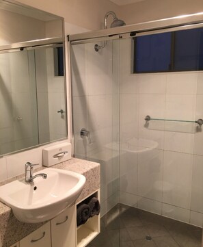 Douche, articles de toilette gratuits, sèche-cheveux