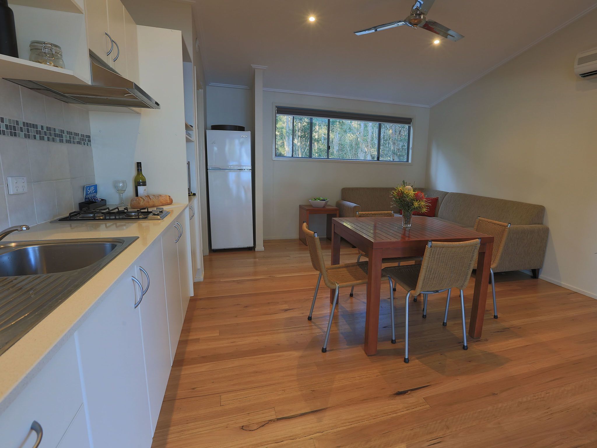 Private kitchen | Full-sized fridge, microwave, electric kettle, cookware/dishes/utensils