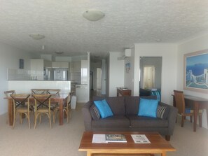 สแตนดาร์ดอพาร์ทเมนท์, หลายห้องนอน, ห้องครัว (3 Bed Water Views) | บริเวณนั่งเล่น | ทีวี